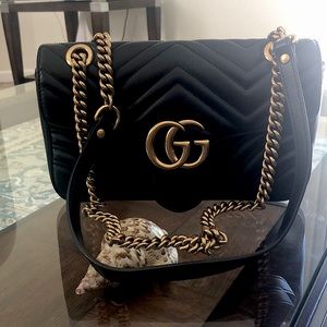 EXCELLENT CONDITION GG Marmont small matelassé shoulder bag